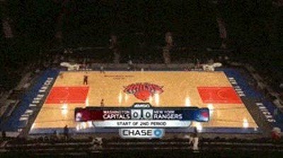 Enlace a Así se convierte una pista de baket en una de hockey hielo