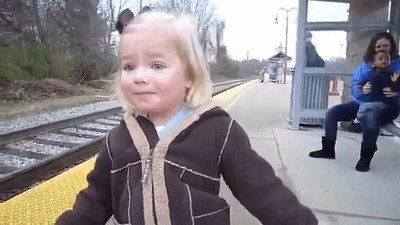 Enlace a La reacción de una niña al ver un tren por primera vez