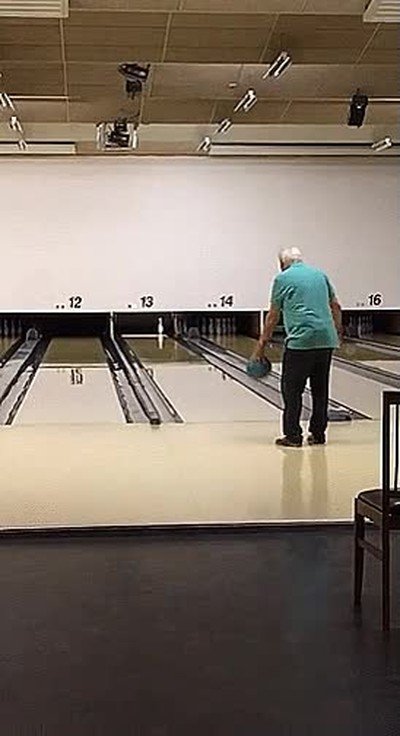 Enlace a Ojalá tener el control que tiene este abuelito jugando a bolos 