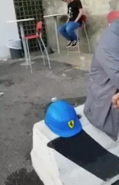 Enlace a No es buena idea dormirse borracho en una silla alta