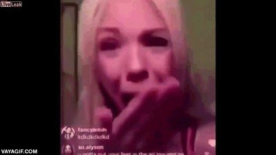 Enlace a Inteligente influencer se quema la lengua con una plancha en un directo de instagram