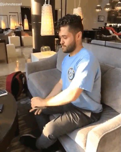 Enlace a Movimiento hipnótico barajando las cartas