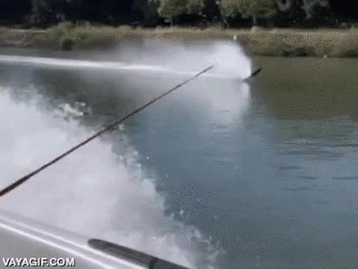 Enlace a Abuelo de 90 años celebra su cumple haciendo esquí acuático