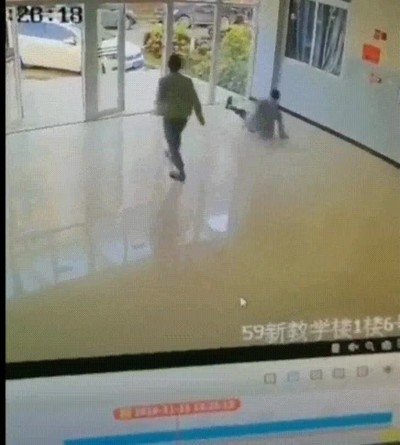 Enlace a Lo del cristal tiene gracia pero lo que hace el otro al final es un WTF en toda regla