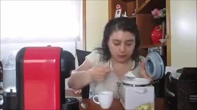 Enlace a Gente que nunca tiene suficiente poniendo azúcar en el café 