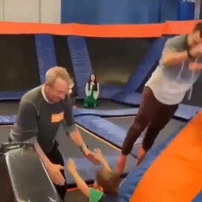 Enlace a El niño sale despedido como un cohete 