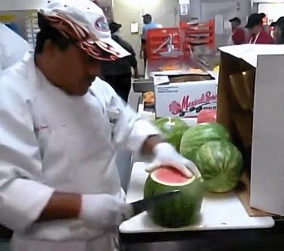 Enlace a Nunca había visto cortar una sandía con tanta habilidad 
