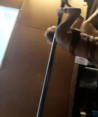 Enlace a Se cae el teléfono pero ha quedado un plano de lo más artístico