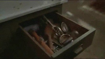 Enlace a Mi reacción cuando llega el apocalipsis zombie y tengo que elegir un arma 