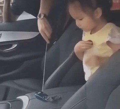 dar,llaves,ni&ntilde;a. coche