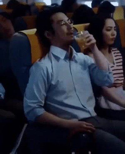 Enlace a Los problemas de pedir algo para beber en un avión