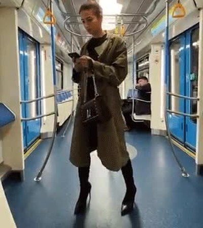 Enlace a Truco para no caerse en el metro mientras sigues mandando mandando mensajes 