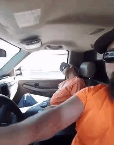 Enlace a Por eso debes llevar siempre el cinturón puesto