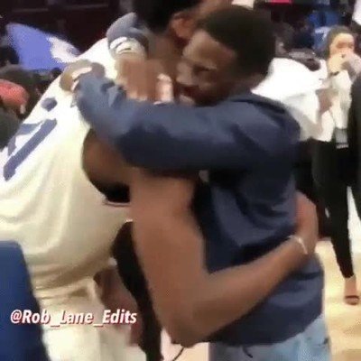 Enlace a Los jugadores de la NBA pueden levantarte como si fueras un niño pequeño