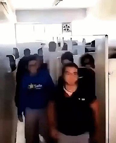 Enlace a ¿Pero cuánta gente había dentro de ese lavabo?