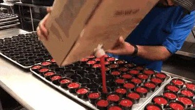 Enlace a ¿Cómo te pensabas que se llenaban los botes de ketchup?