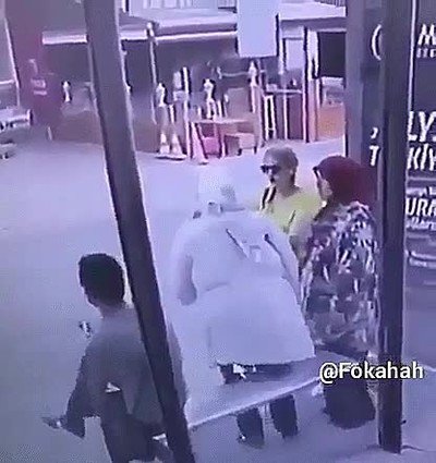 Enlace a Sentarse en la parada del bus puede ser bastante peligroso a veces 