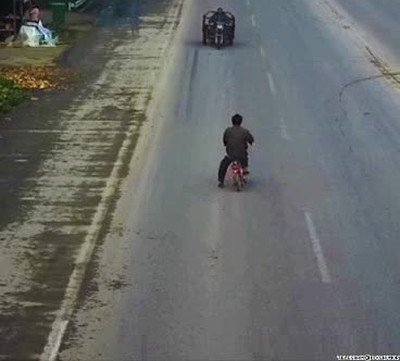 Enlace a Lo típico que intentas esquivar a alguien y os vais por el mismo lado