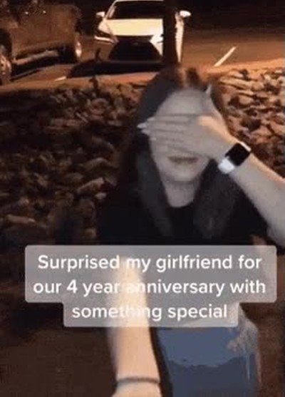 Enlace a No parece muy contenta con la sorpresa para su cuarto aniversario como novios