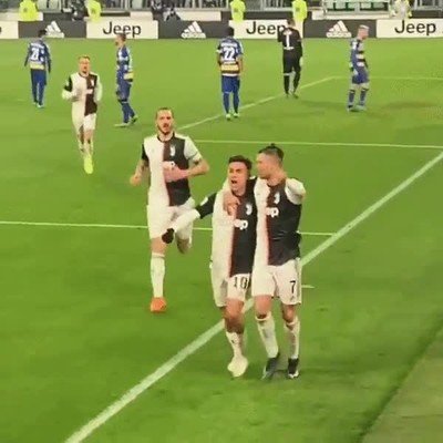 Enlace a Cristiani y Dybala se han dado un beso en la boca mientras celebraban un gol