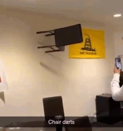 Enlace a Jugando a dardos con sillas. Lo último que esperaba ver hoy 