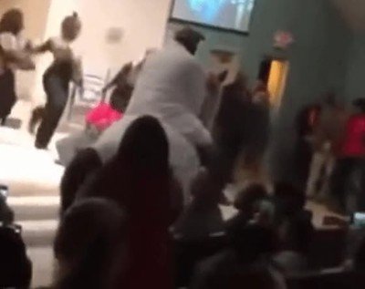 Enlace a No parece la mejor forma de entrar en una iglesia