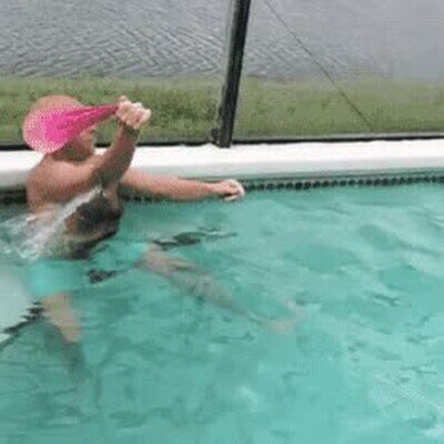 Enlace a Prohibido tirarse al agua sin el gorro puesto