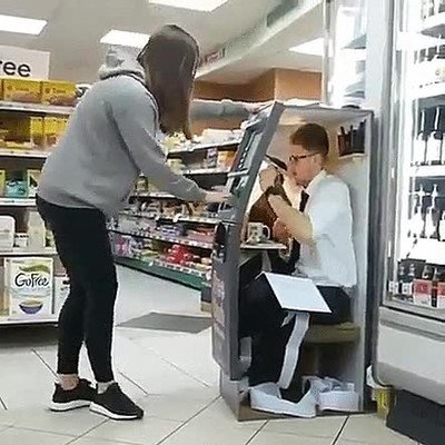 Enlace a Lo que se esconde detrás de una maquina de sacar dinero