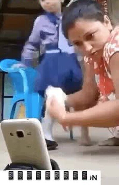 madres,hoy en dia,mirar,movil