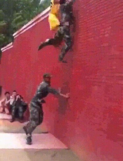 Truco para que tres personas escalen un muro trabajando en equipo truco,escalar,muro