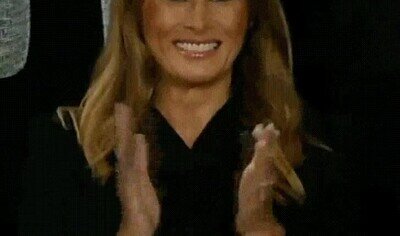 Alguien está controlando la sonrisa de Melania por control remoto melania trump,control,sonrisa