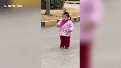 Enlace a Una niña descubre que no se puede come comida a través de la máscara