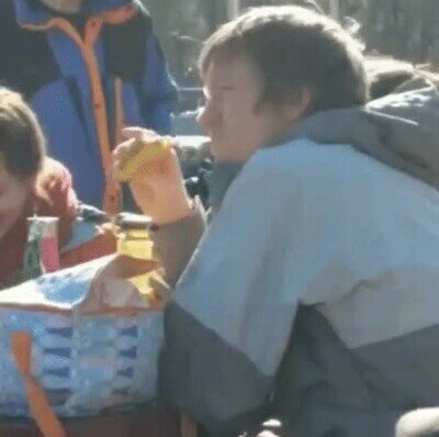 Enlace a Creo que es la primera vez que veo a alguien comerse un plátano con la piel 