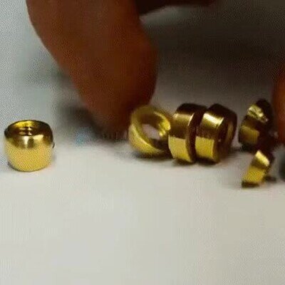 Enlace a Una obra de arte creada a partir de tornillos