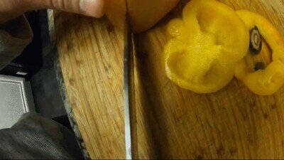 Enlace a Cortando un pimiento con una GoPro