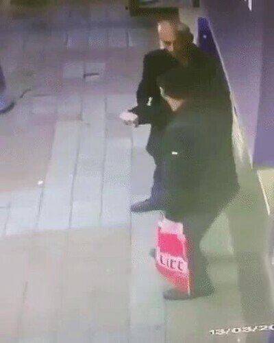 Enlace a Hoy en día ofrecer la mano es algo muy peligroso 