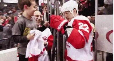 Jordin Tootoo,peque&ntilde;o,gesto,chaval