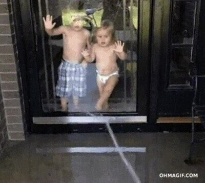 hermanos,proteger,peligro,agua,chorro