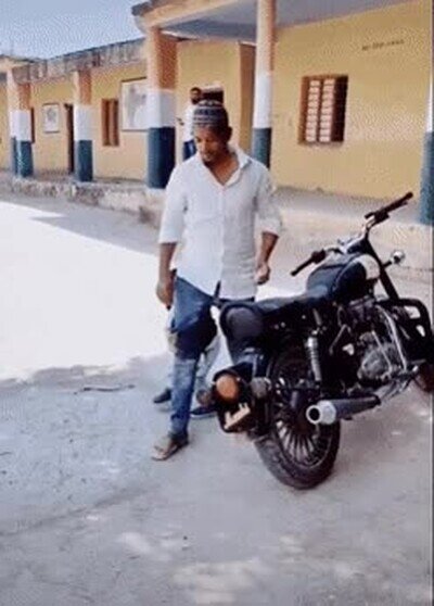 ni&ntilde;o,moto,bajar