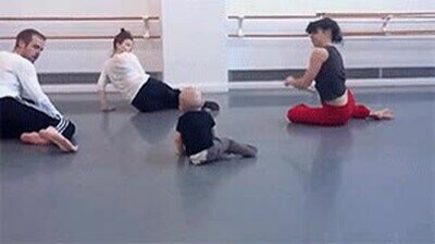 Enlace a Este bebé es el profesor de baile moderno
