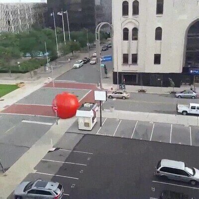 Enlace a Una bola gigante de una exposición de arte urbano se escapa y la lía en USA