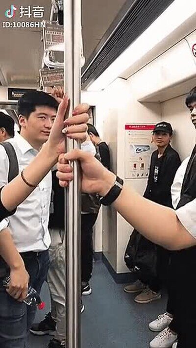 Enlace a Este salido intenta ligar con una chica en el metro y se lleva un buen owned