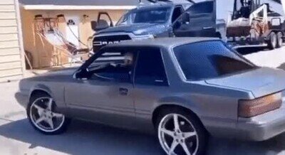 Enlace a Bonita forma de cabrear a tu vecino mientras presumes de coche