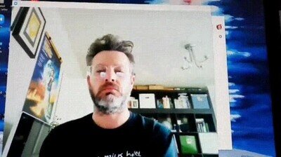 El genial fondo de pantalla que se montó este tío donde el mismo se trae una taza de té servir,té,zoom videoconferencia,fondo de pantalla