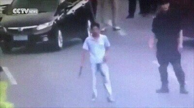 Enlace a SWAT chinos desarman a este delincuente con un cuchillo de medio palmo