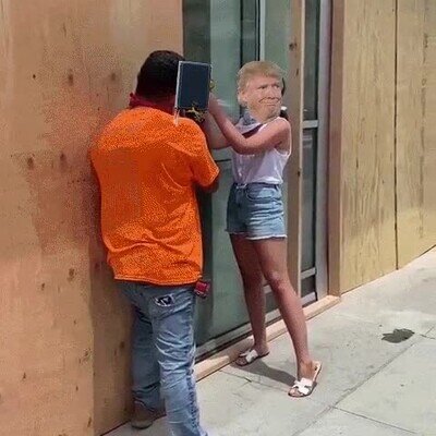 Enlace a Trump haciéndose fotos de postureo en las zonas de los saqueos