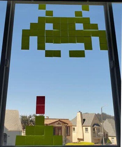 Enlace a Se pasa la cuarentena poniendo post-its en la ventana y jugando al Space Invaders