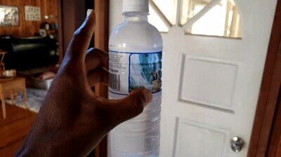 Enlace a Congelando una botella de agua con solo un toque de dedo