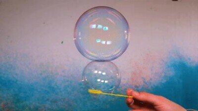 Enlace a Dos burbujas se unen en slow motion