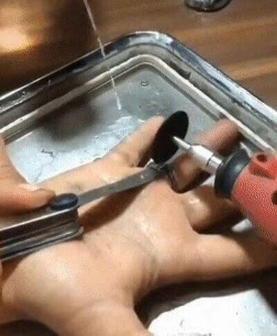 Enlace a Así es como se quita un anillo atascado en el dedo